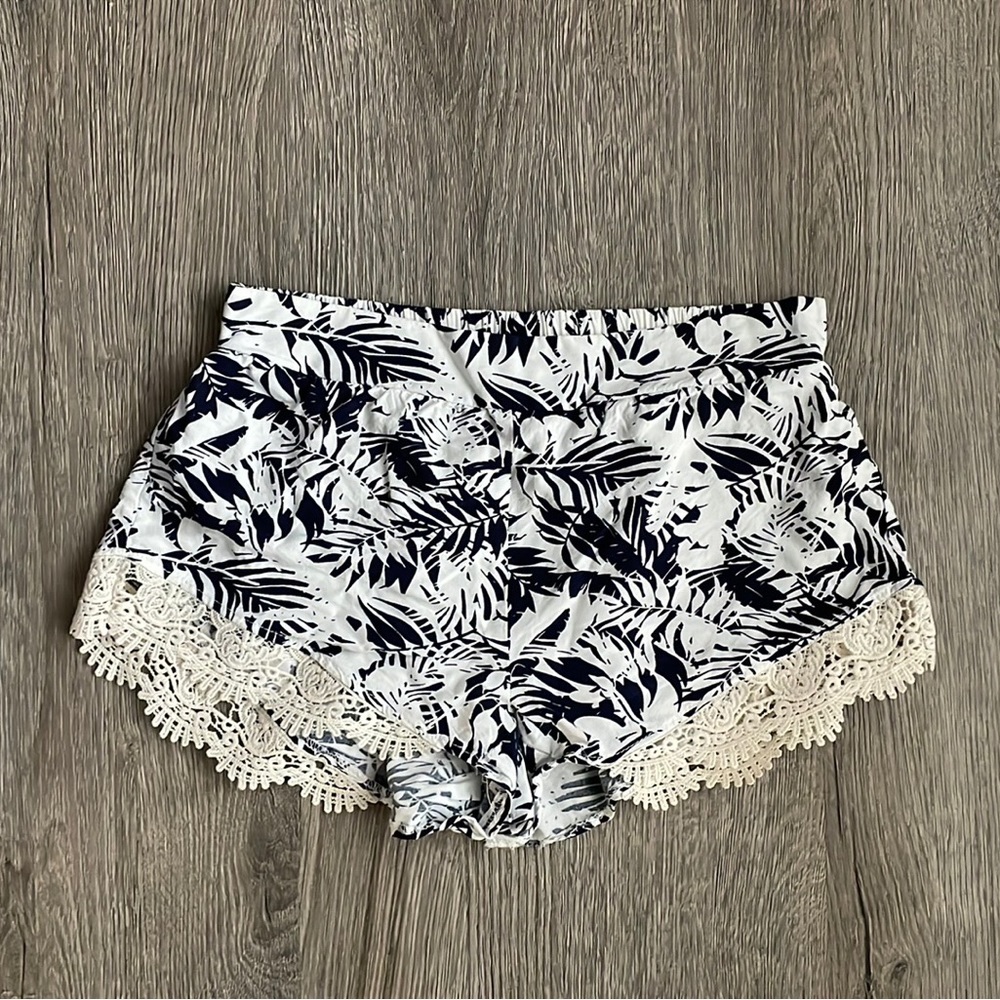 Revamped Size Medium Floral Lace Trim Short